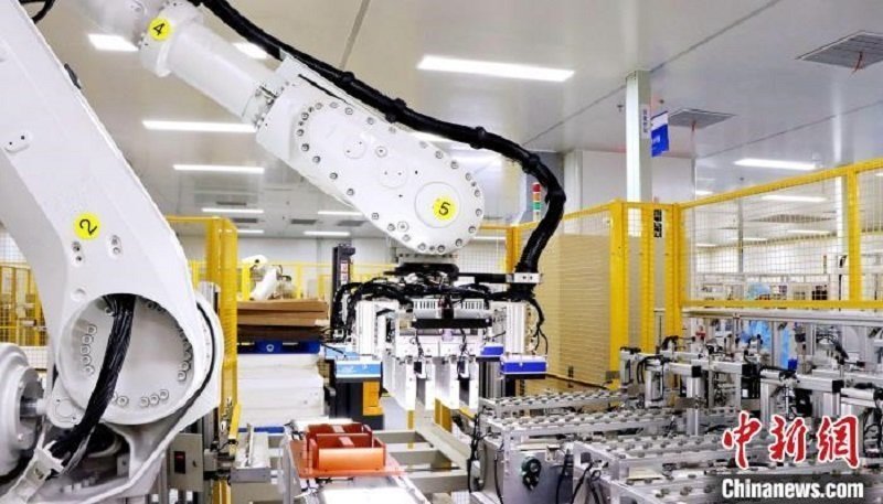 圖為資料圖，海辰儲(chǔ)能自動(dòng)分檔打包機(jī)器人。?曾欣平供圖